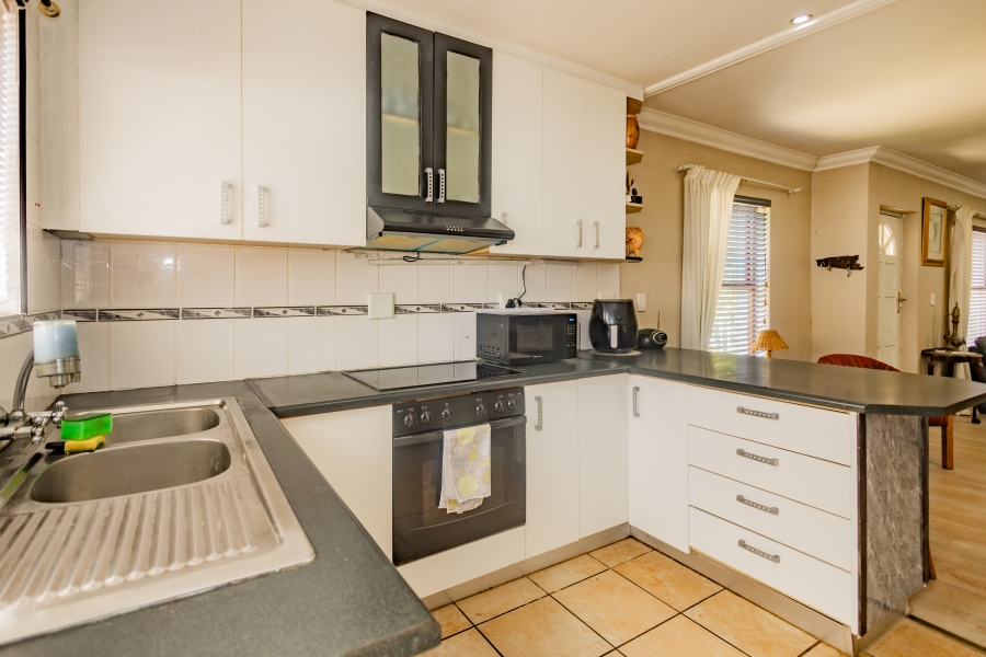 6 Bedroom Property for Sale in Uitzicht Western Cape